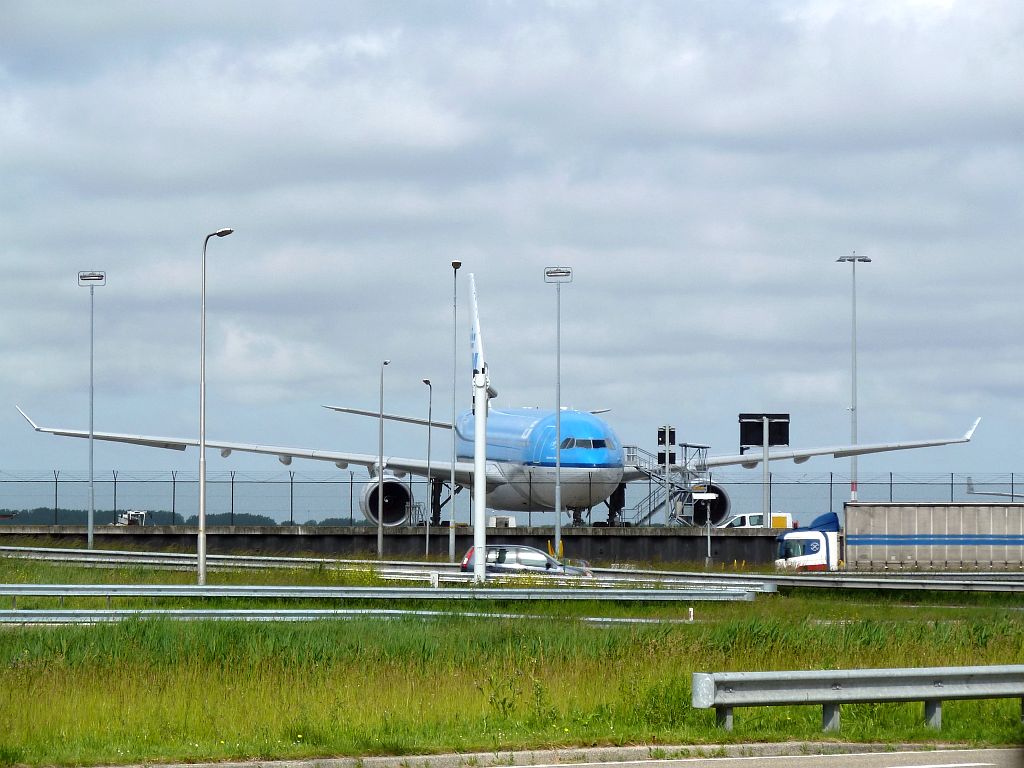 P Platform - PH-AOH Airbus A330-203 Senaatintori - Helsinki - Amsterdam