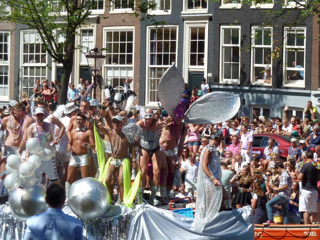 Canal Parade 2013 - Deelnemer Netzo volleybalvereniging - Amsterdam
