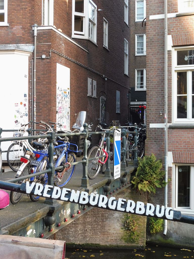 Vredenburgerbrug (Brug 209) over de Oudezijds Achterburgwal - Amsterdam
