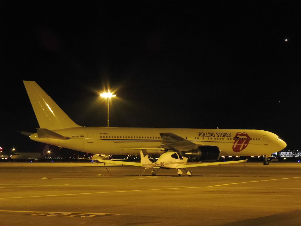 Platform Oost - ZS-NEX Boeing 767-35D/ER The Rolling Stones - Amsterdam