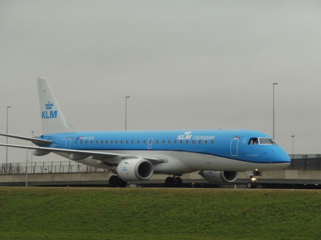 Taxibaan Q - PH-EZK Embraer 190STD - Amsterdam