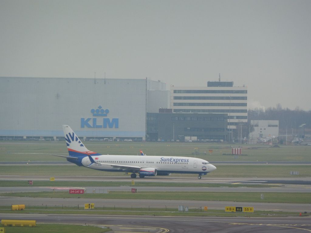 Kaagbaan - TC-SOE Boeing 737-8HC - Amsterdam