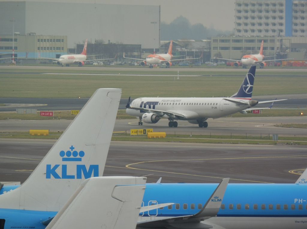 Kaagbaan - SP-LNK Embraer 195AR - Amsterdam