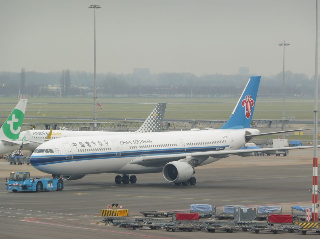 D-E Platform - B-5966 Airbus A330-323 - Amsterdam