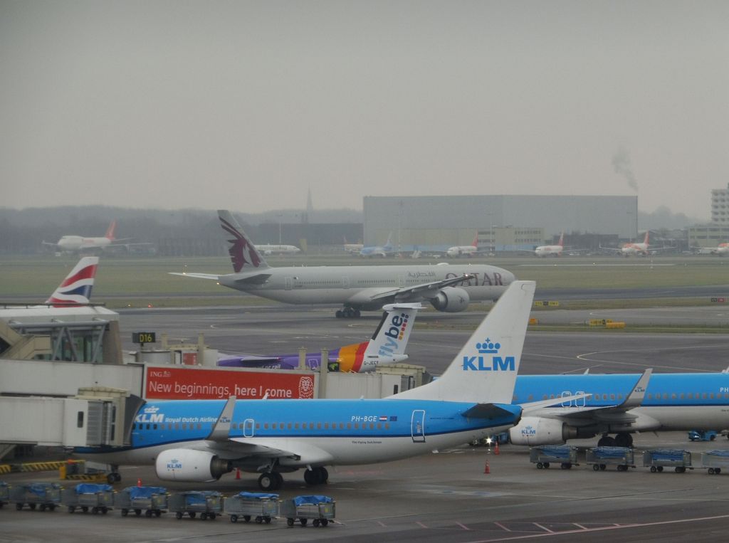 D-Pier - PH-BGE Boeing 737-8K2 en PH-BXW Boeing 737-8K2 - Amsterdam