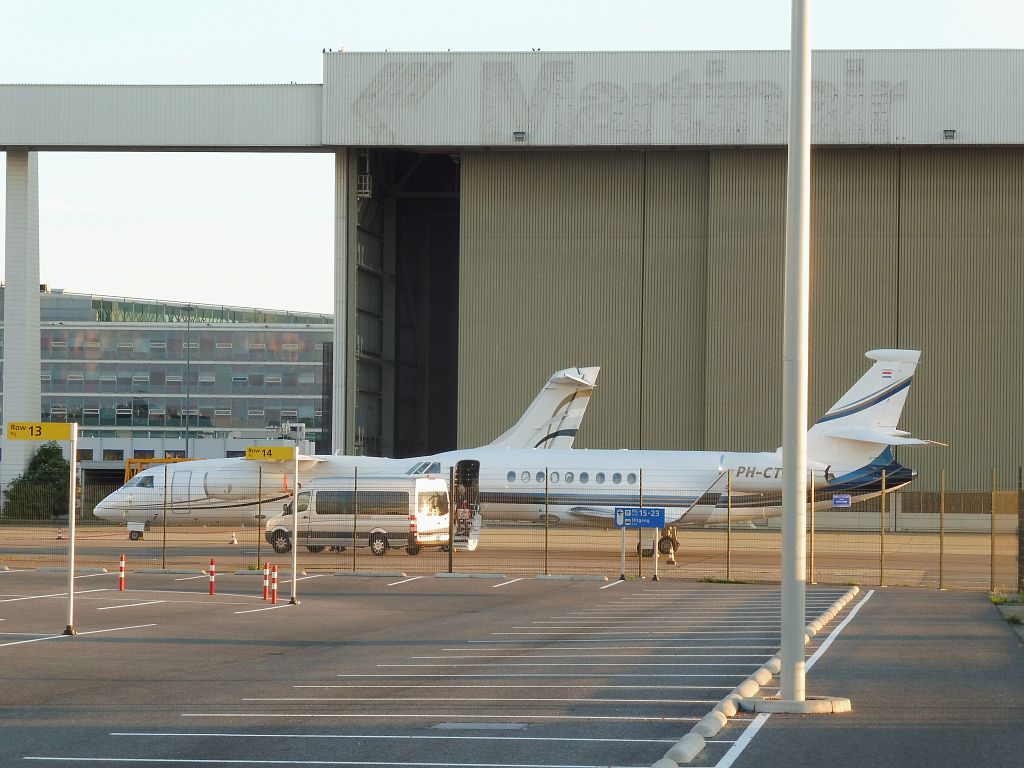 Platform Oost - PH-CTH Dassault Falcon 2000LX en Y-JJB Fairchild Dornier 328-310 - Amsterdam