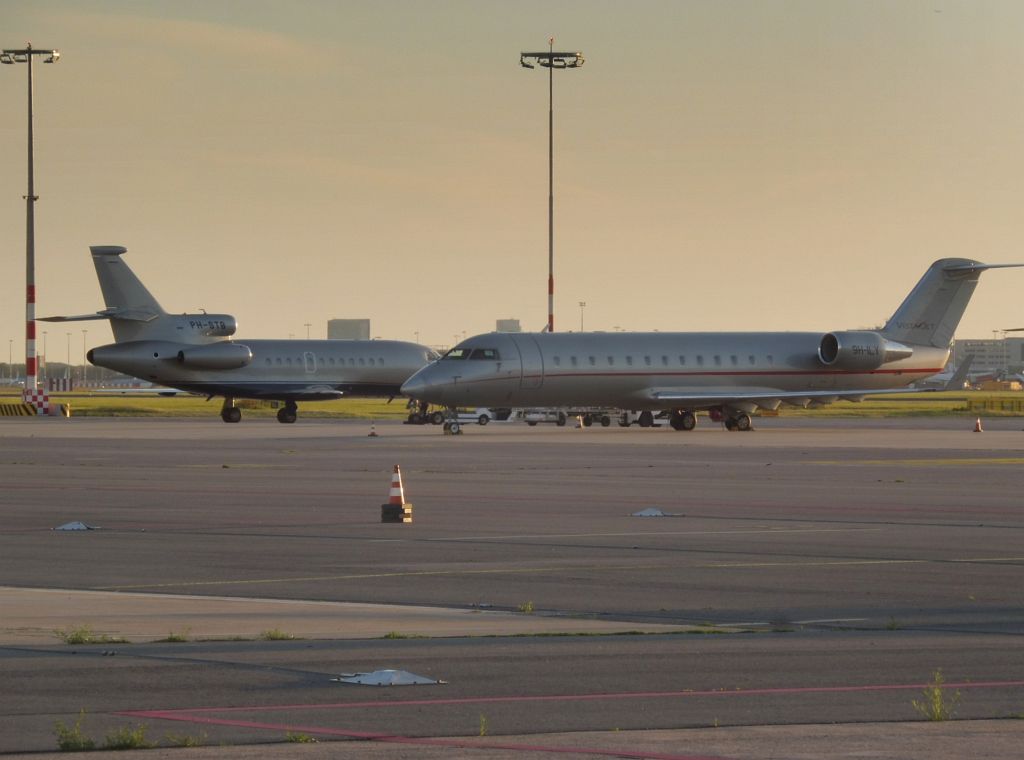 Platform Oost - 9H-ILY Bombardier CRJ-200LR en PH-STB Dassault Falcon 900C - Amsterdam