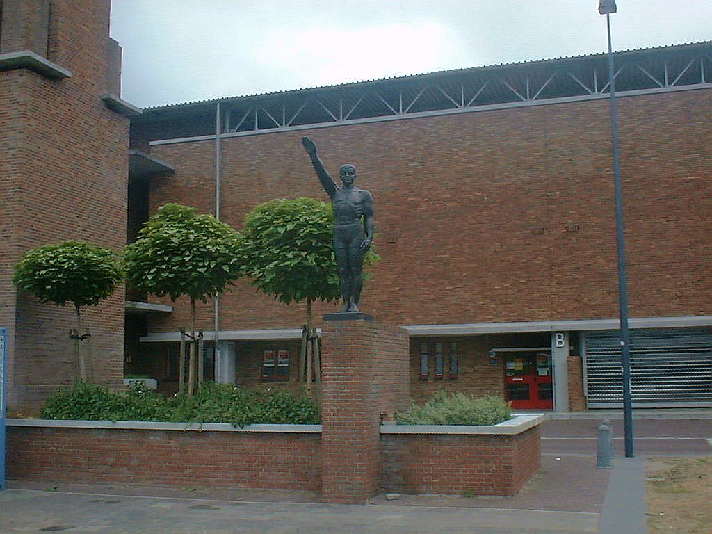 Olympisch Stadion - De Olympische Groet, Monument baron Van Tuyll van Serooskerken - Amsterdam