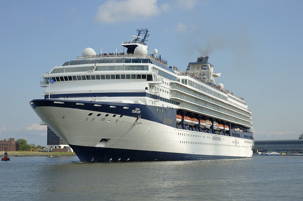 Het IJ - Cruiseship Century - Amsterdam