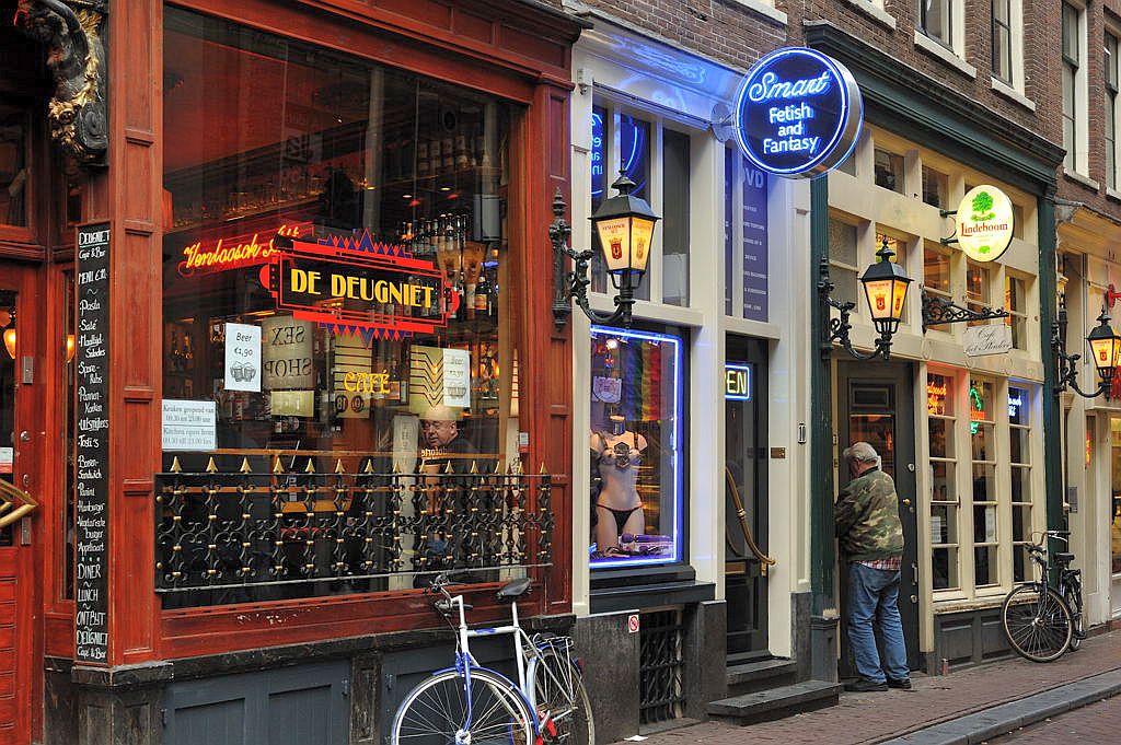 Oudebrugsteeg - Cafe De Deugniet - Amsterdam