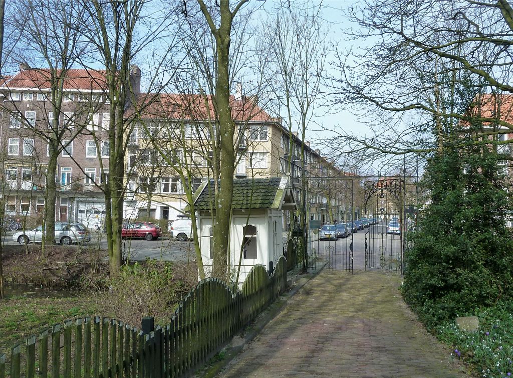 Begraafplaats Huis Te Vraag - Rijnsburgstraat (Hoek Sassenheimstraat) - Amsterdam