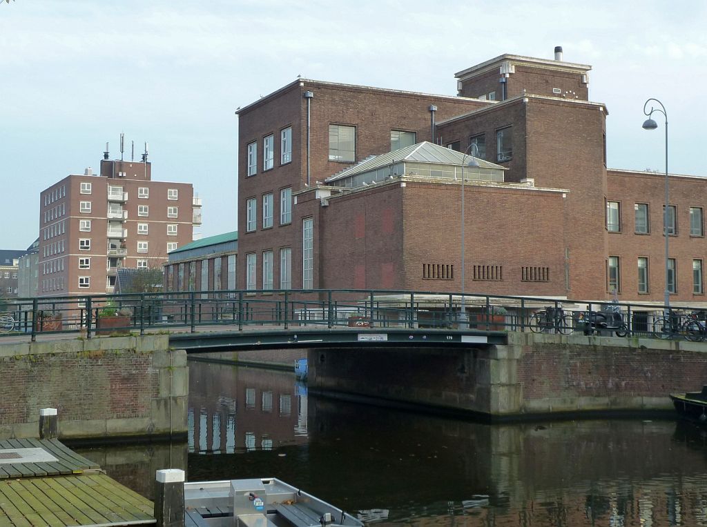 Hennetjesbrug (Brug 179) - PAL gebouw en het Jacob van Lennepkanaal - Amsterdam