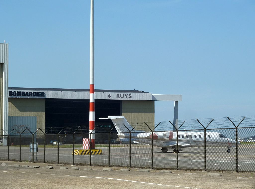 Platform Oost - I-ERJE Learjet 45 en Hangar 4 Ruys - Amsterdam