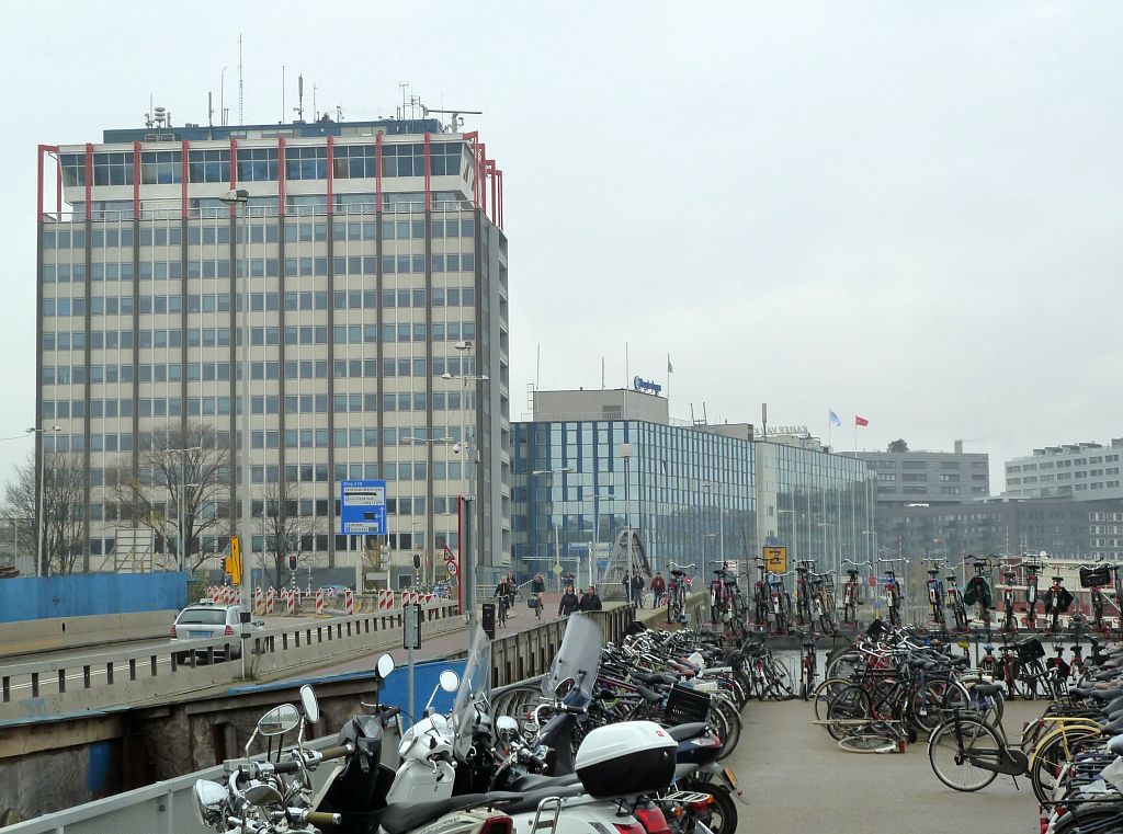 Drijvende fietsenstalling IJ-zijde - Havengebouw - Amsterdam