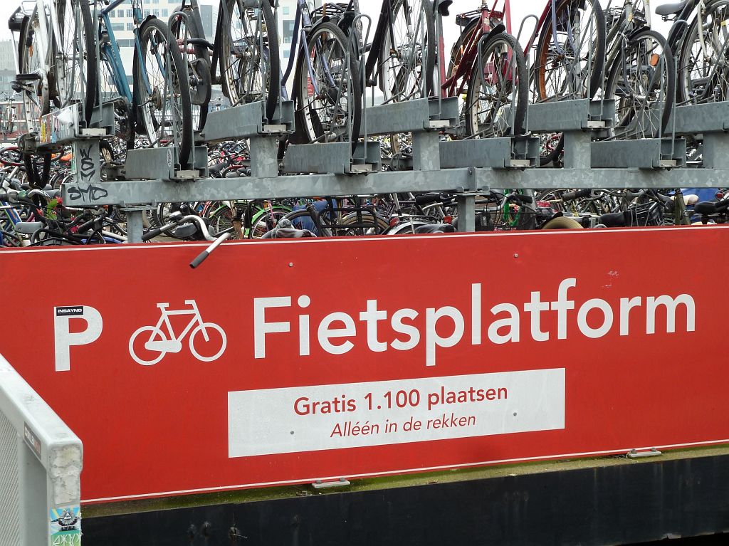 Drijvende fietsenstalling IJ-zijde - Amsterdam