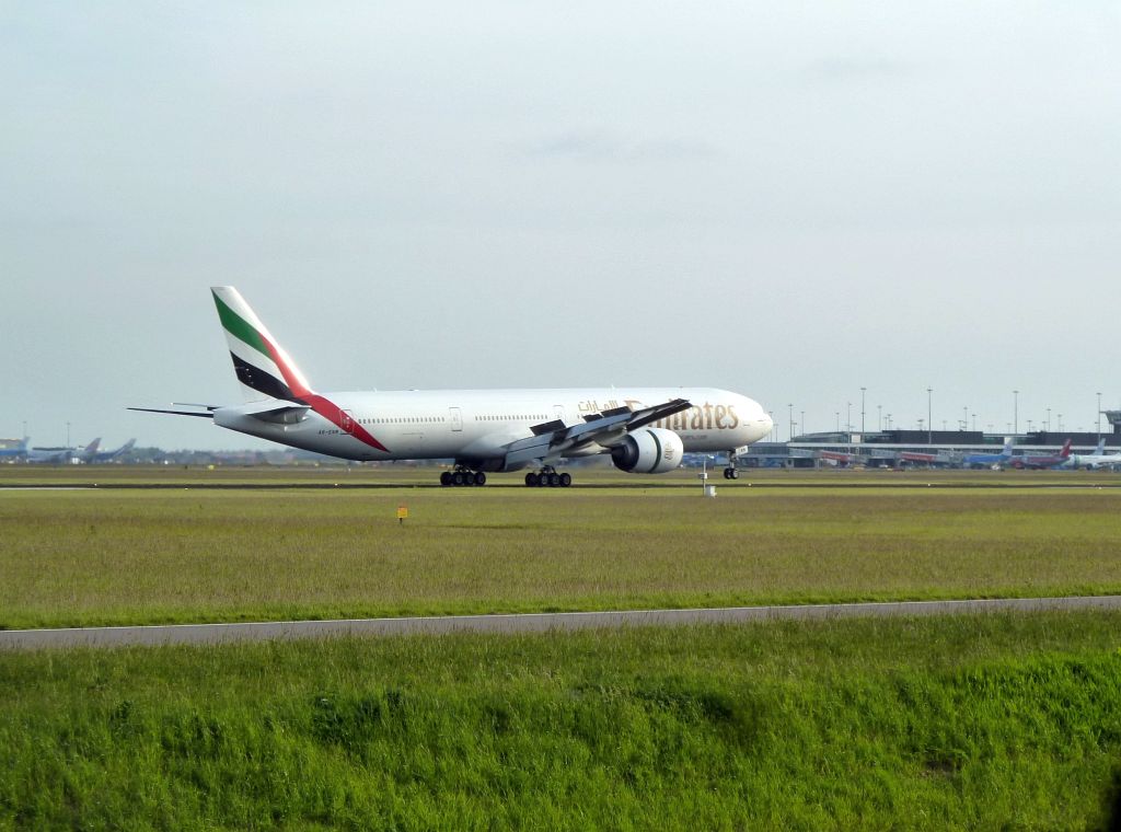 Buitenveldertbaan - A6-ENM Boeing 777-31H-ER - Amsterdam