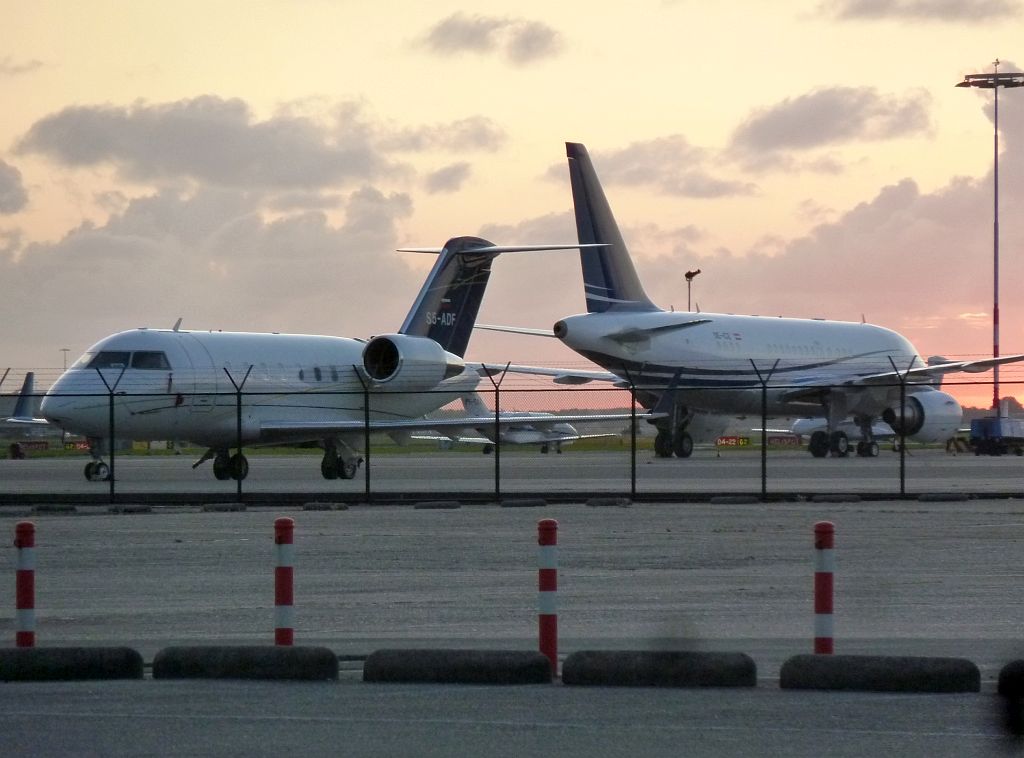 Platform Oost - S5-ADF Bombardier Challenger 605 en OE-ICE Airbus ACJ318 - Amsterdam