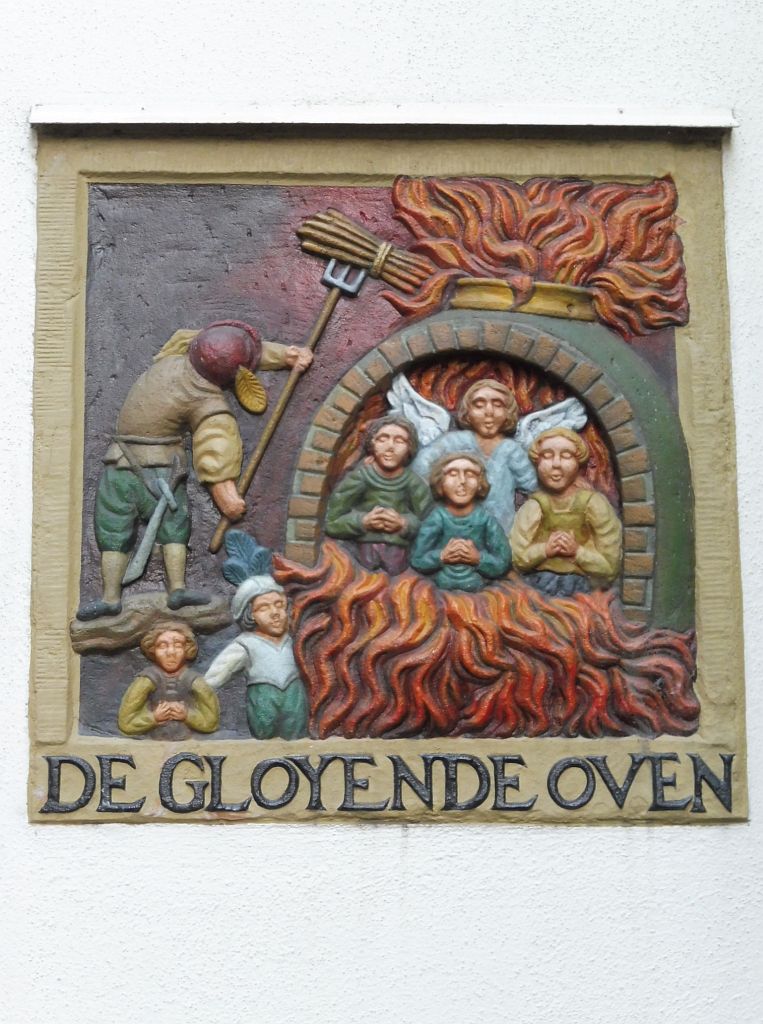 Begijnhof - Gevelsteenmuur - De Gloyende Oven - Amsterdam