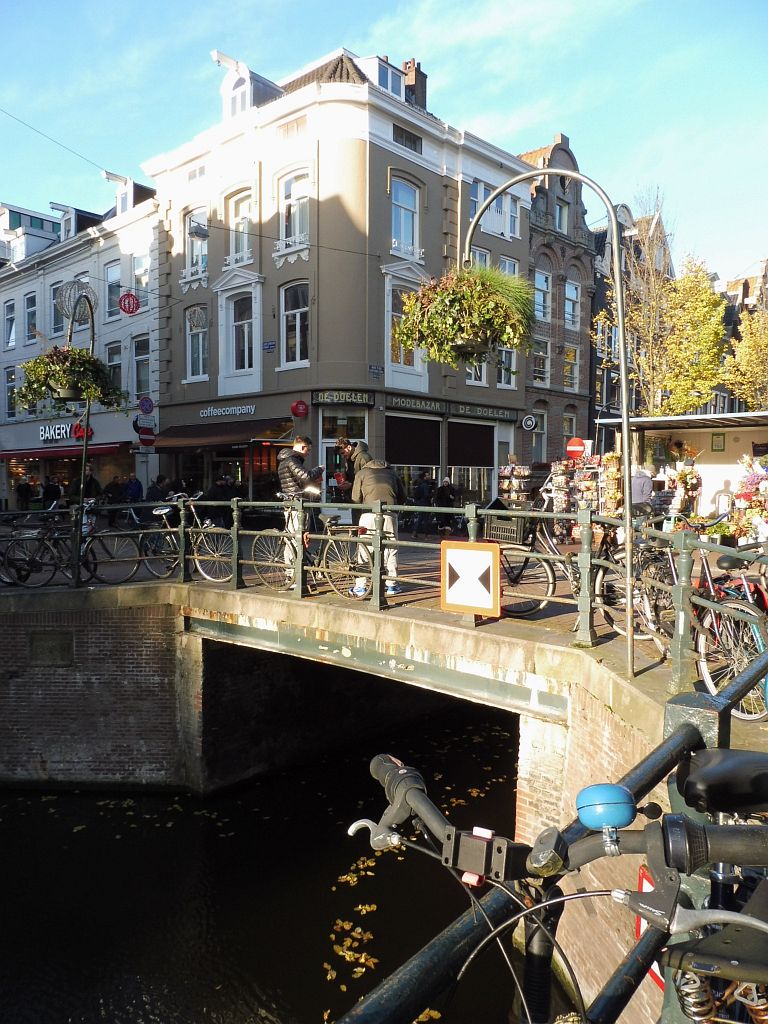 Paulusbroedersluis (Brug 215) - Oudezijds Achterburgwal - Amsterdam