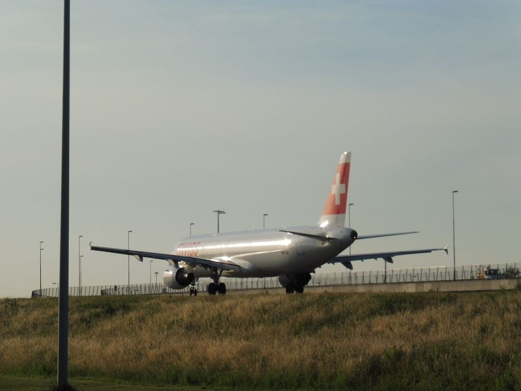 Taxibaan Q - HB-IOK Airbus A321-111 - Amsterdam
