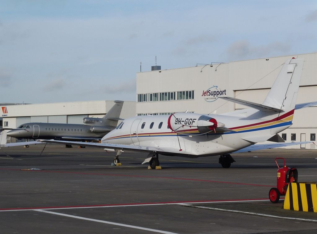 Platform Oost - 9H-GGF Cessna 560XL Citation XLS en PH-STB Dassault Falcon 900C - Amsterdam