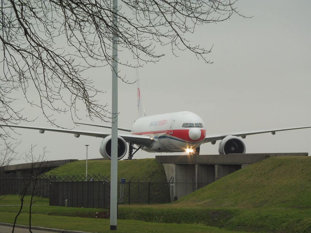Taxibaan Q - Boeing 777-F6N - Amsterdam