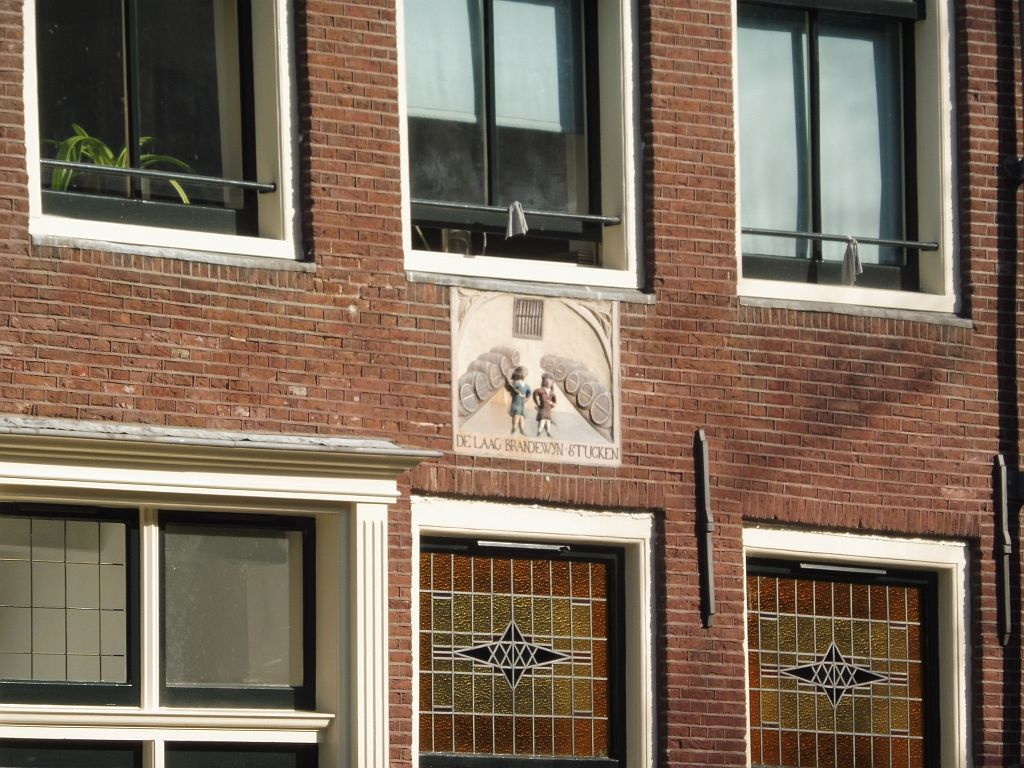 Groenburgwal - Gevelsteen De Laag Brandewyn Stucken - Amsterdam