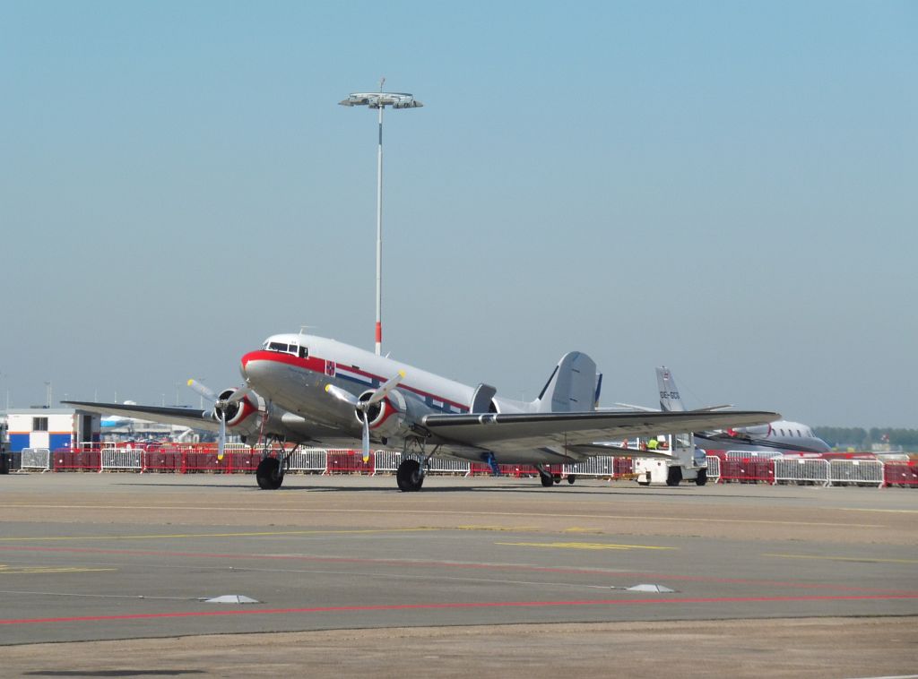 Platform Oost - PH-PBA Douglas C-47A Skytrain (DC-3) - Amsterdam
