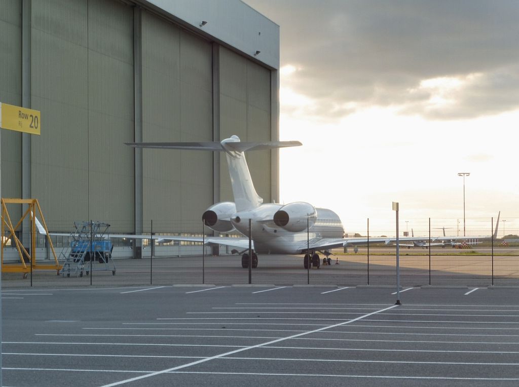 Platform Oost - M-AVIR Bombardier Global 6000 en Hangar 32 - Amsterdam