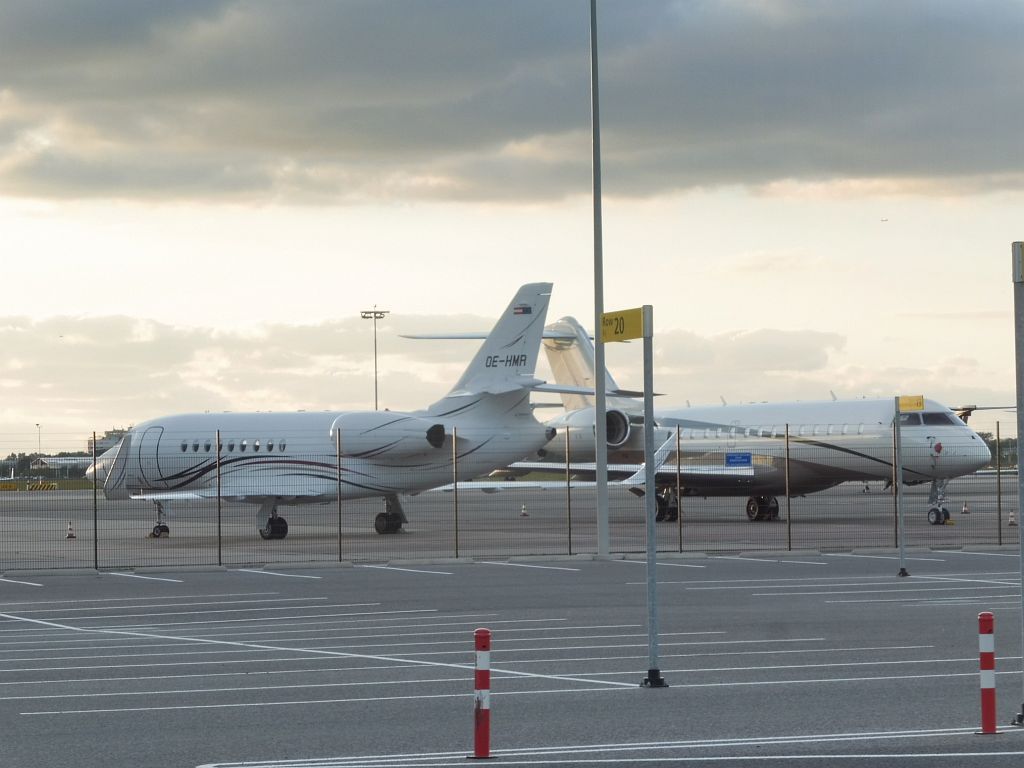 Platform Oost - OE-HMR Dassault Falcon 2000EX en LX-FLY Bombardier Global Express XRS - Amsterdam