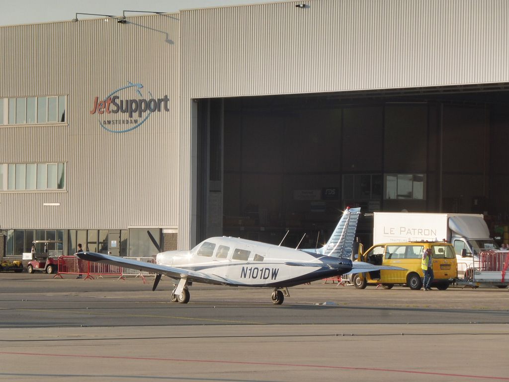 Platform Oost - N101DW Piper PA-32R-300 Cherokee Lance en Hangar 3 - Jet Support - Amsterdam