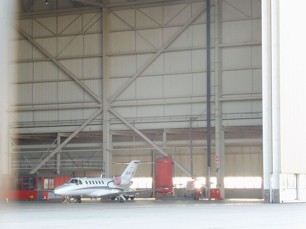 Hangar 32 en G-HCSA Cessna 525A Citation CJ2+ - Amsterdam