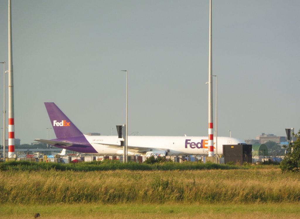 S Platform - N974FD Boeing 757-2Y0(SF) - Amsterdam